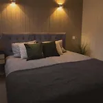 In With 3 Bedrooms, 6 Beds 1 *