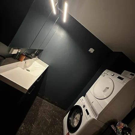In With 3 Bedrooms, 6 Beds 1 *