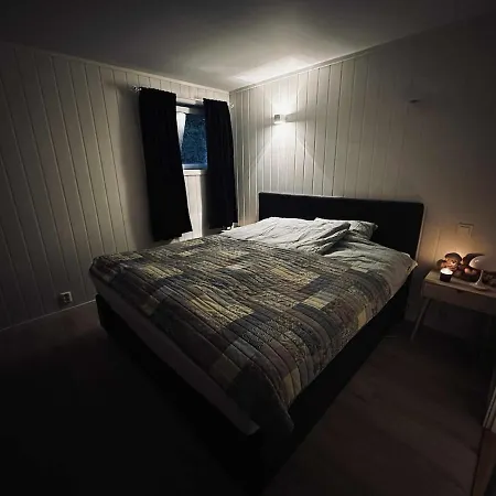 In With 3 Bedrooms, 6 Beds 1