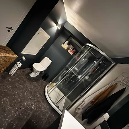In With 3 Bedrooms, 6 Beds 1
