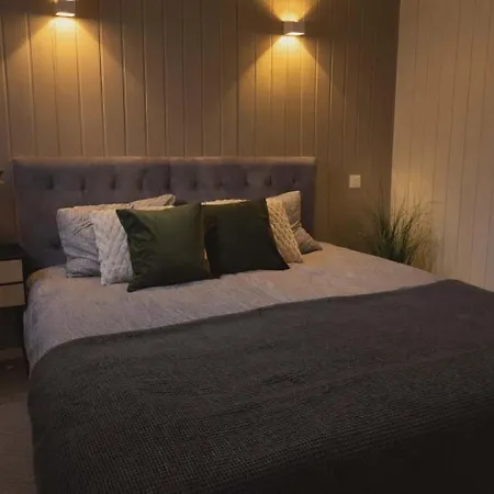 In With 3 Bedrooms, 6 Beds 1 *