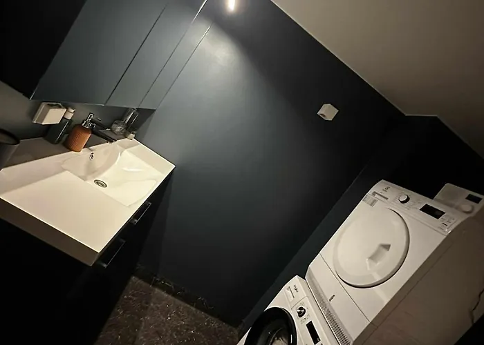 In With 3 Bedrooms, 6 Beds 1 *