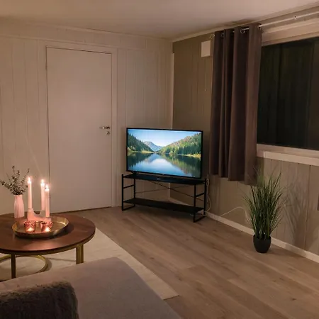 Apartmán In With 3 Bedrooms, 6 Beds 1 Harstad