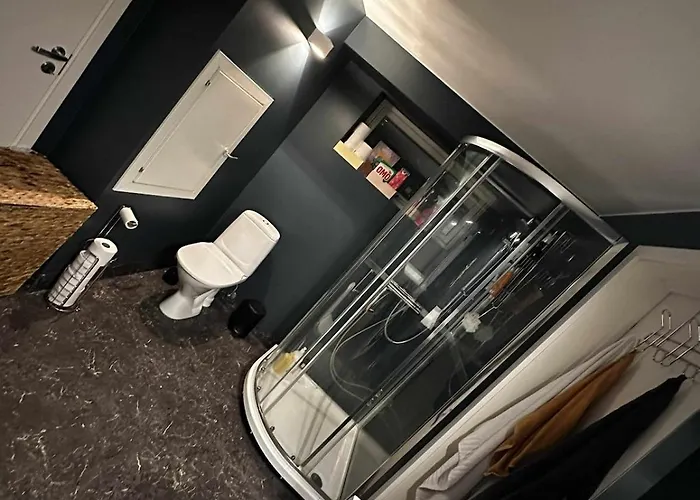 In With 3 Bedrooms, 6 Beds 1