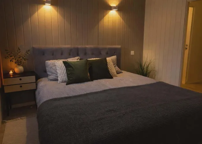 In With 3 Bedrooms, 6 Beds 1 *